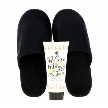 Winter Magic Foot Care Set - Dárková sada péče o nohy s pantoflemi